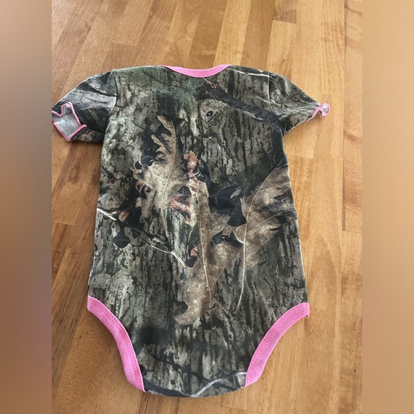 New! Never worn. Mossy oak baby girl onesie, size 18 months - Picture 4 of 4